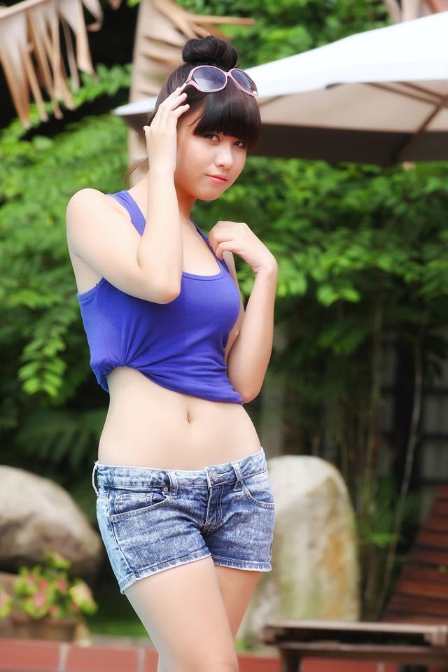 黑人巨大迪克娇小亚洲女